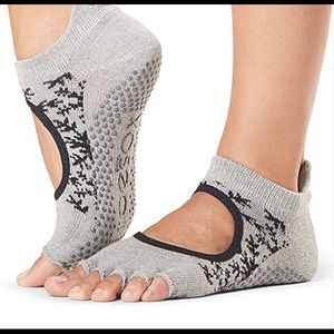 Gray Comet Cutout Bellarina Half-Toe Gripper socks